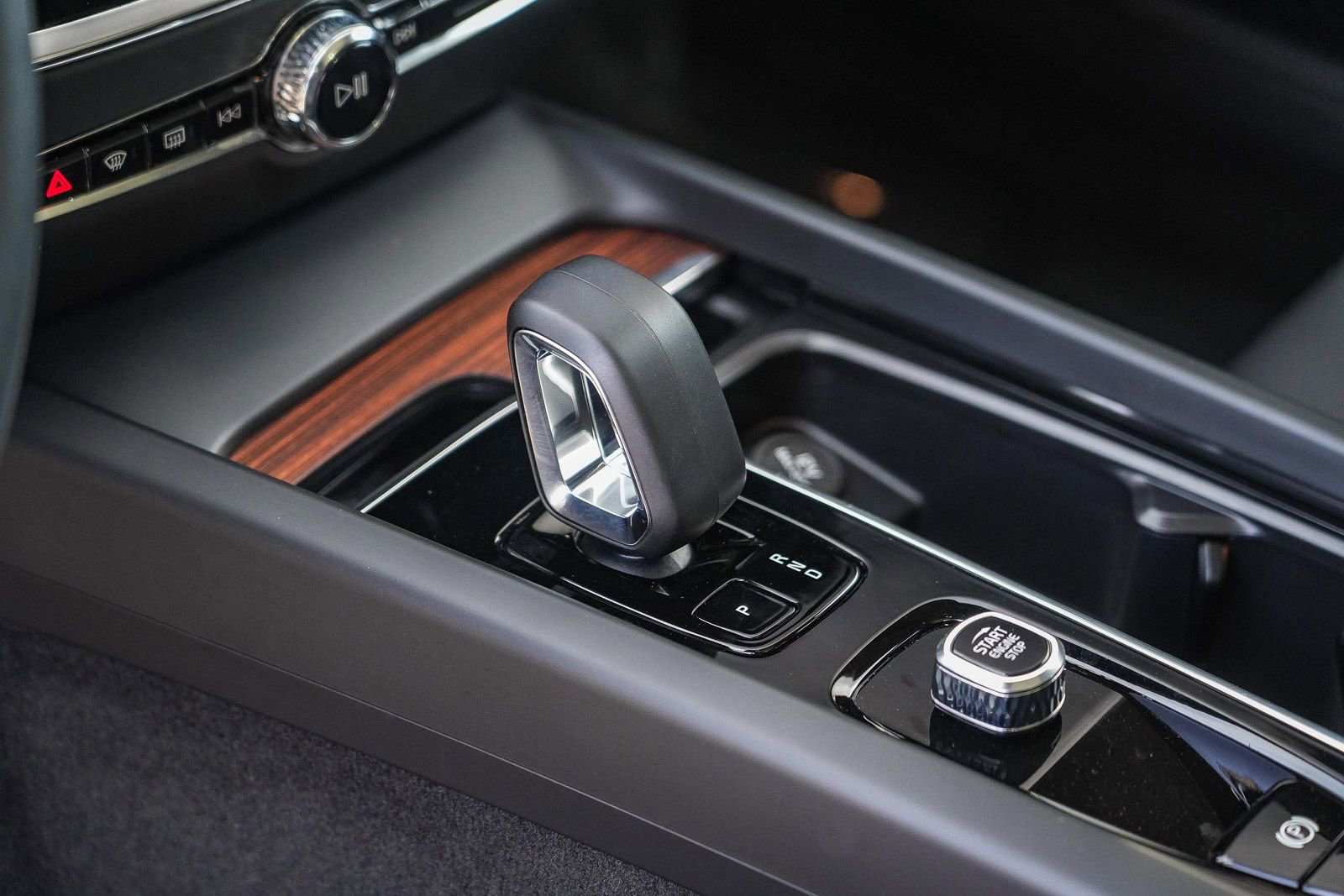 Used 2025 Volvo V60 B5 Cross Country Plus image 21