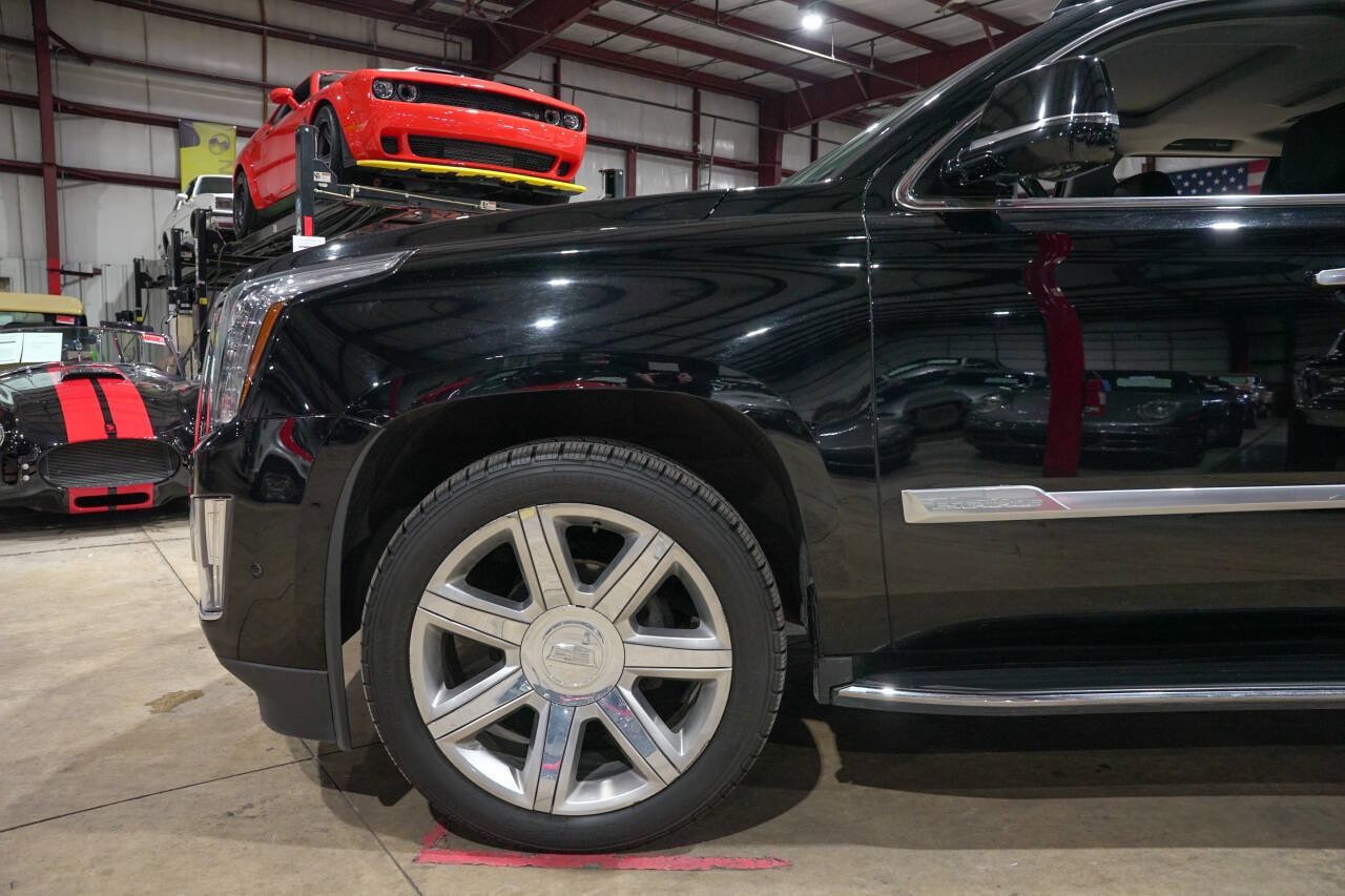 Used 2018 Cadillac Escalade ESV Luxury AWD/4WD image 3