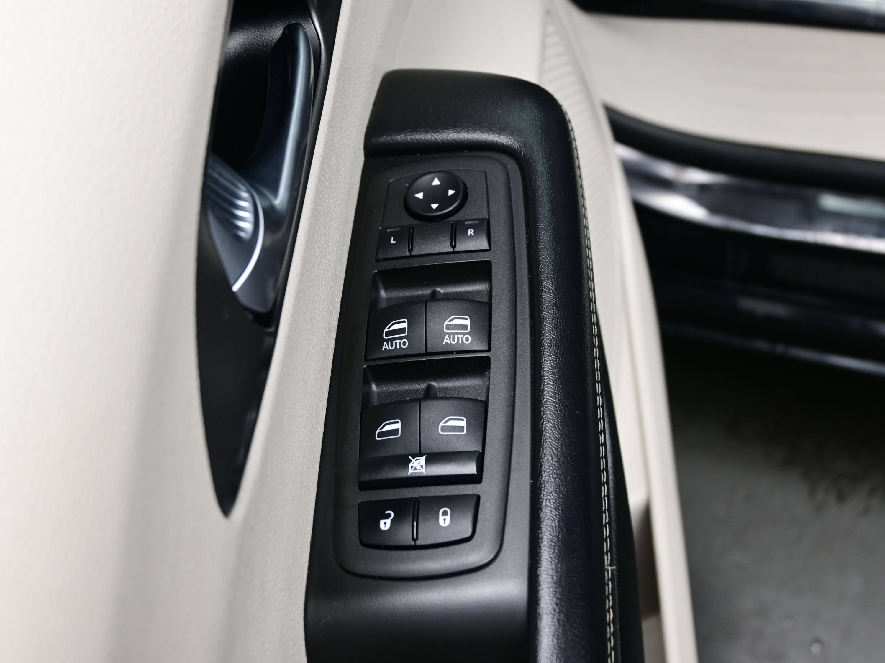 Used 2022 Chrysler Pacifica Touring-L FWD image 13