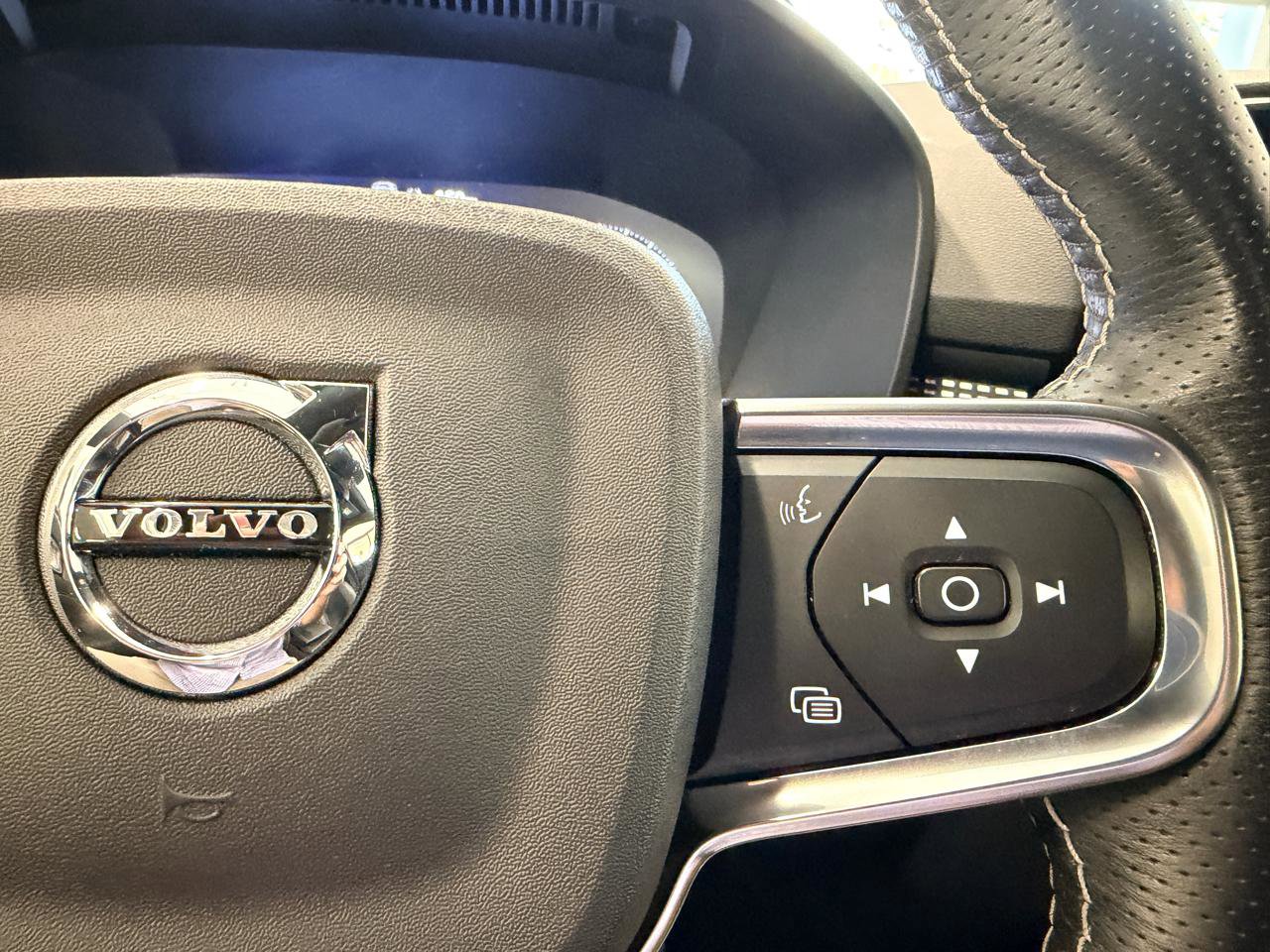 Used 2021 Volvo XC40 T4 R-Design w/ Advanced Package image 34