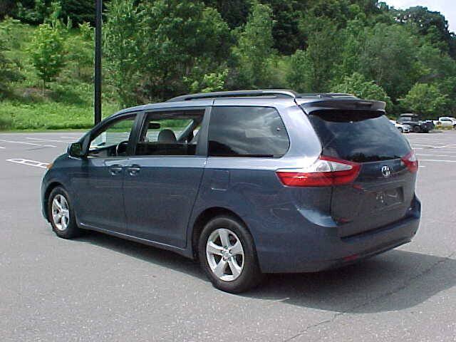 Used 2015 Toyota Sienna LE FWD image 32