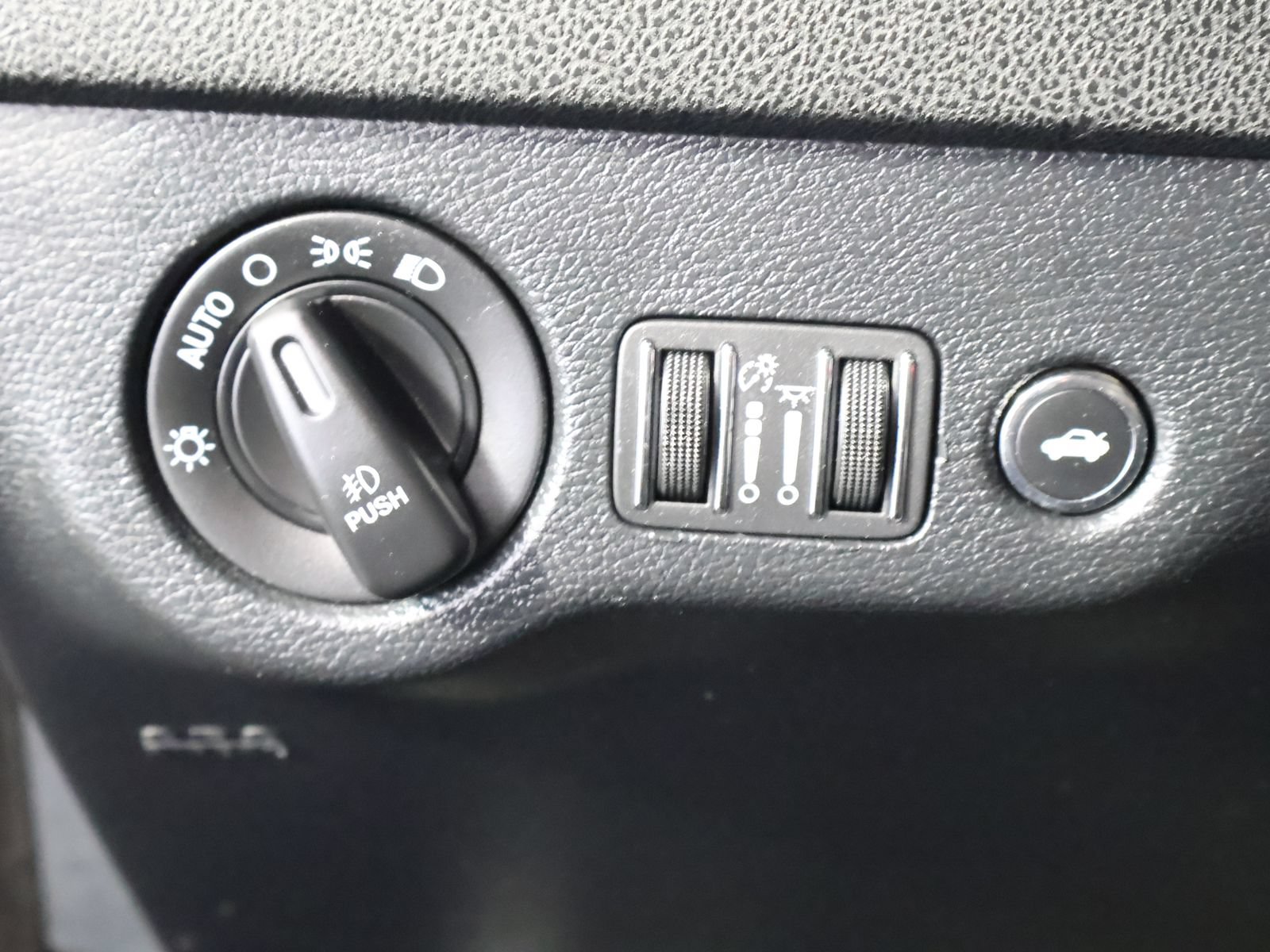 Used 2018 Dodge Charger SXT Plus RWD image 34