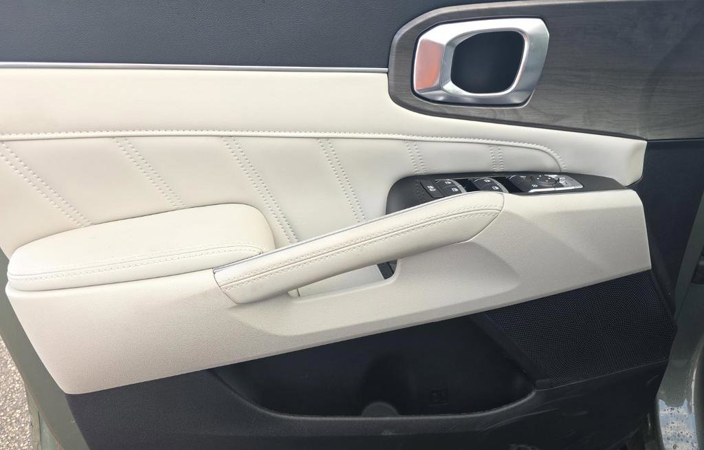 Used 2025 Kia Sorento SX image 8