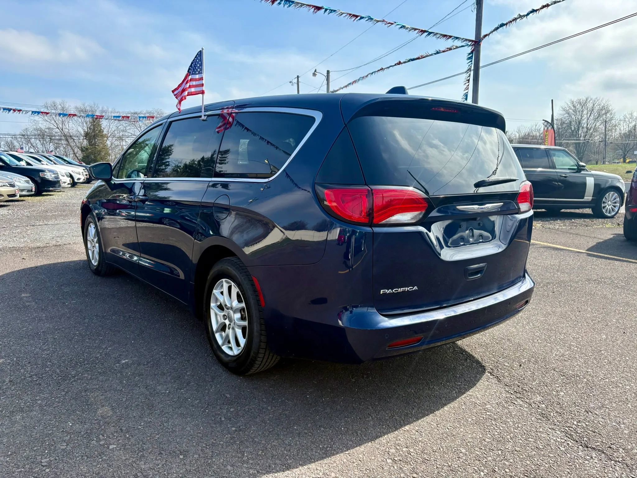 Used 2018 Chrysler Pacifica LX image 3