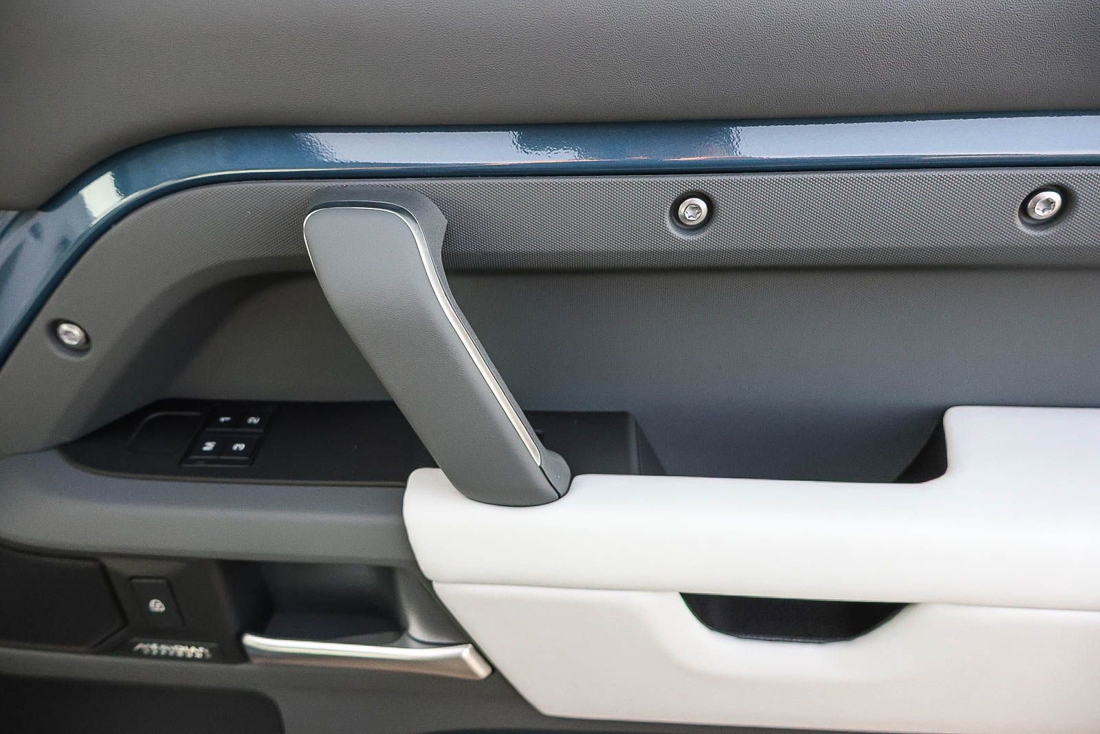 New 2026 Land Rover Defender 110 X-Dynamic SE image 19