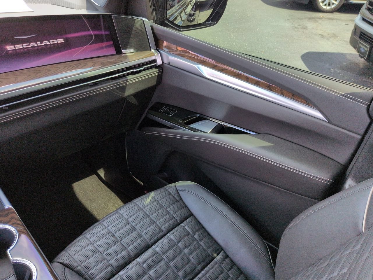 Used 2026 Cadillac Escalade Platinum Sport w/ LPO, ONYX Package AWD/4WD image 17