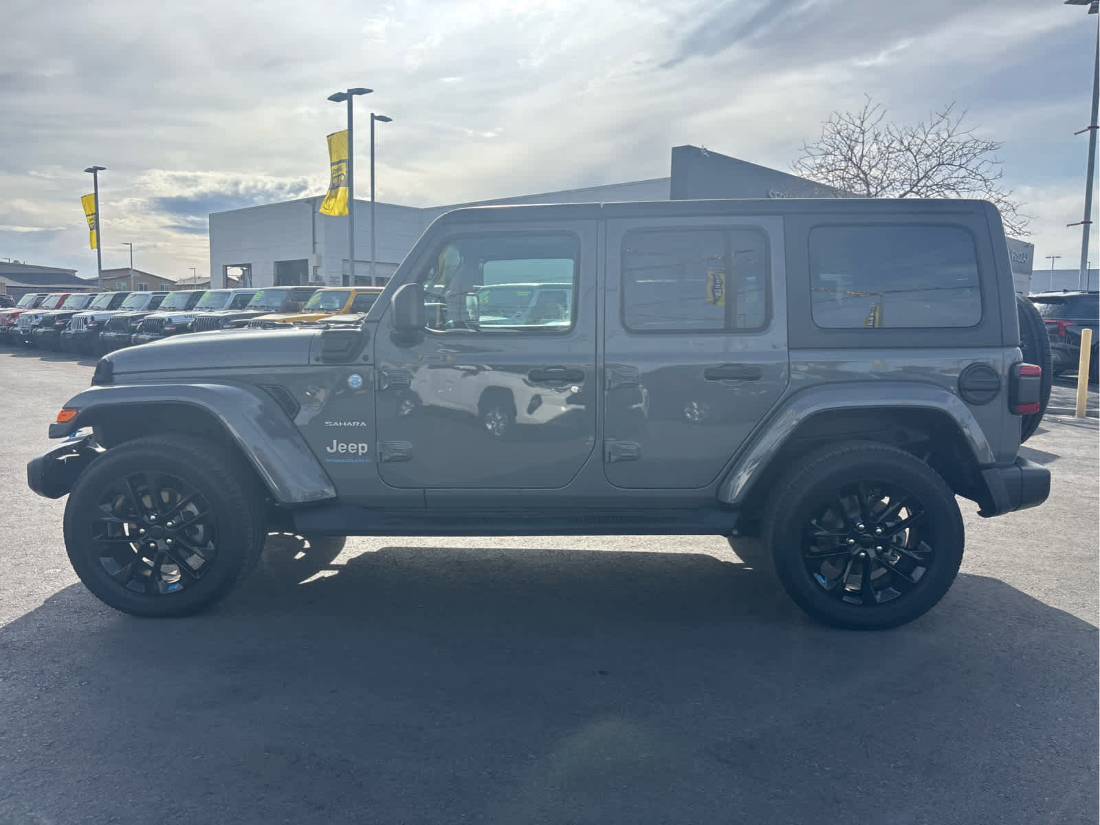 Used 2023 Jeep Wrangler Sahara image 8