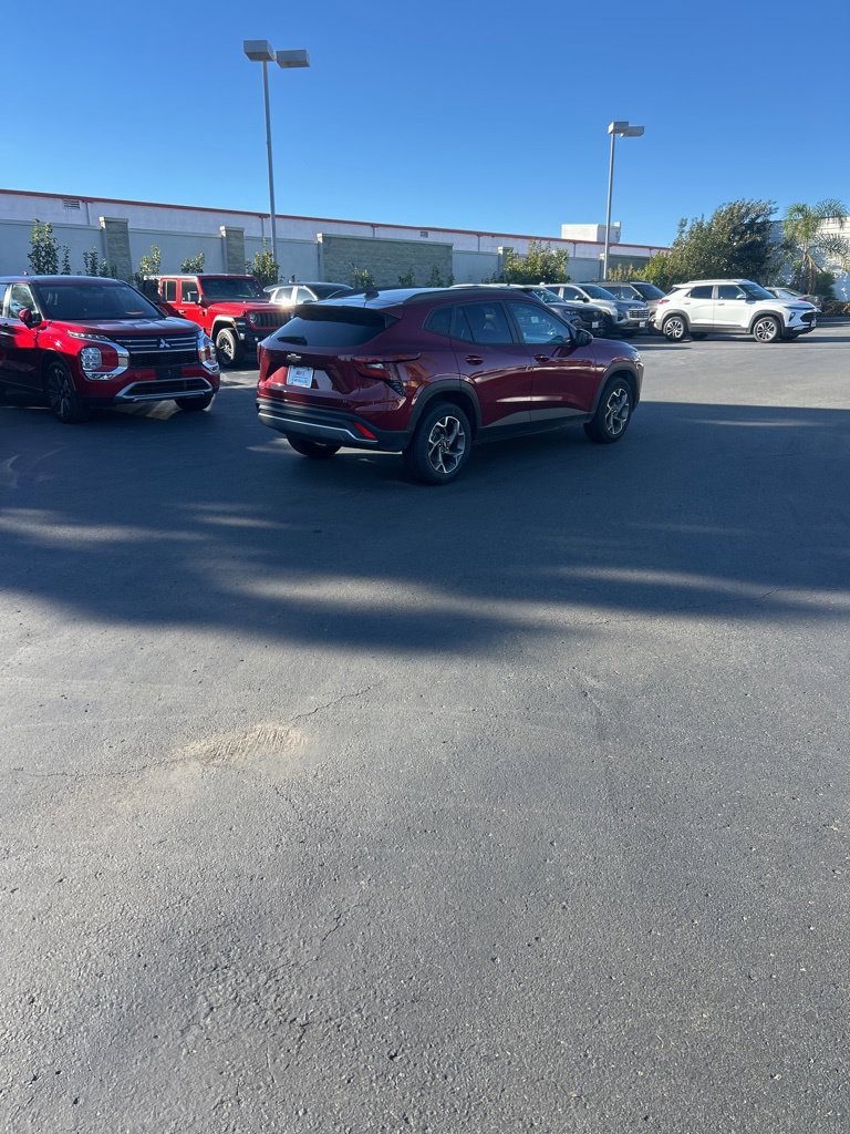 Used 2025 Chevrolet Trax LT w/ LT Convenience Package FWD image 6