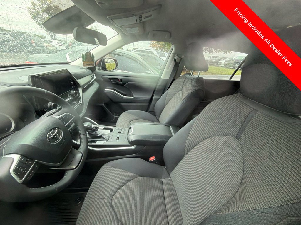 Used 2024 Toyota Highlander LE FWD image 9
