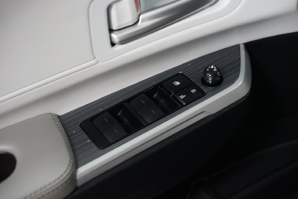 Certified 2025 Toyota Sienna XLE FWD image 32