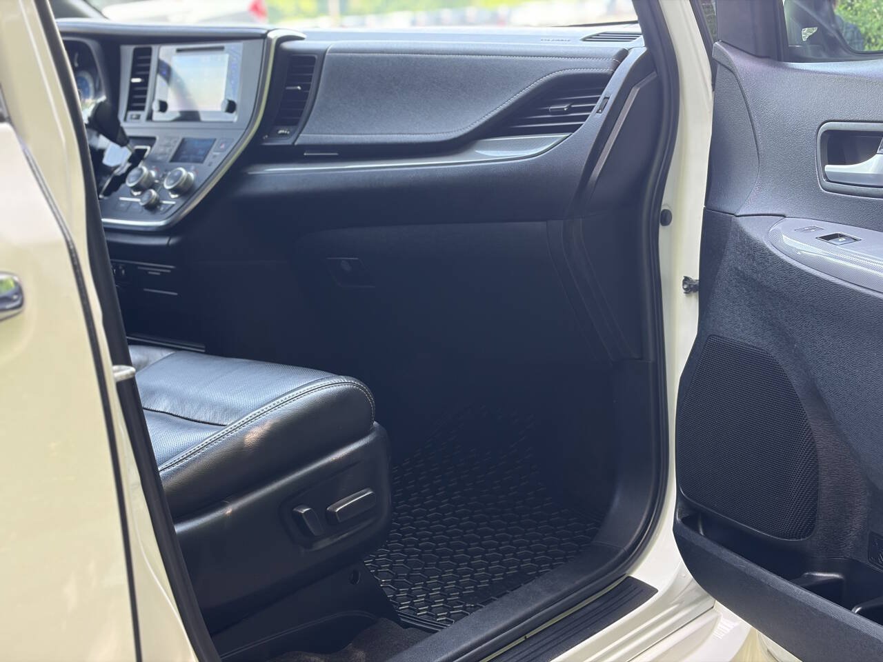 Used 2017 Toyota Sienna SE Premium FWD image 12