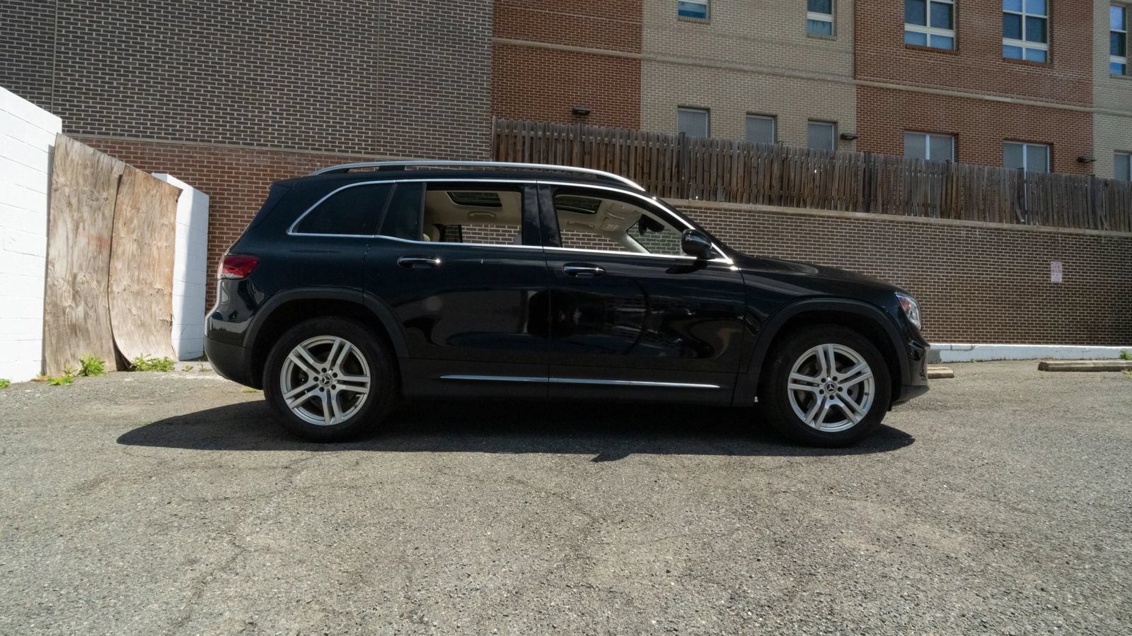 Used 2021 Mercedes-Benz GLB 250 4MATIC w/ Premium Package image 2