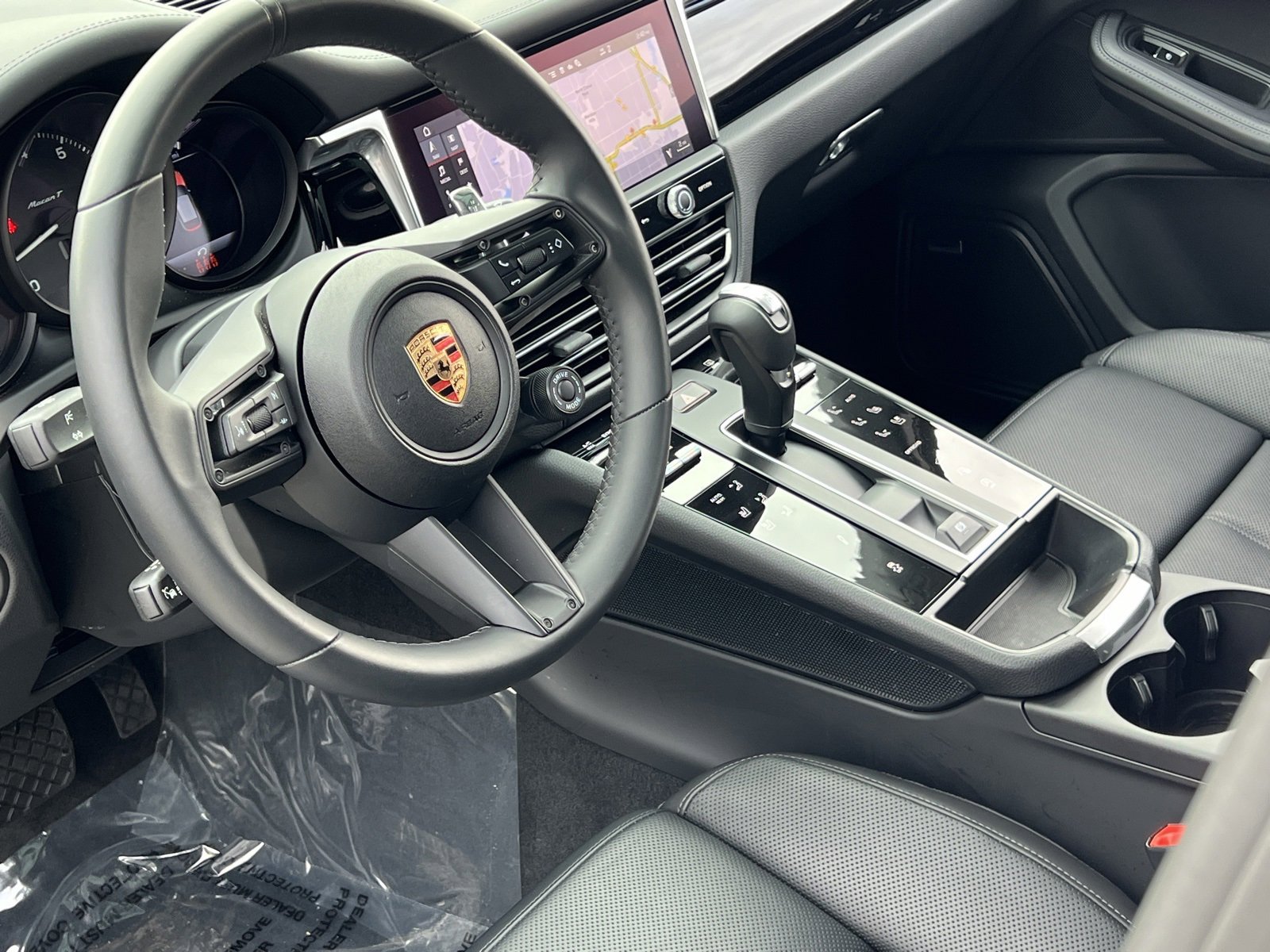 Certified 2025 Porsche Macan Turbo image 4