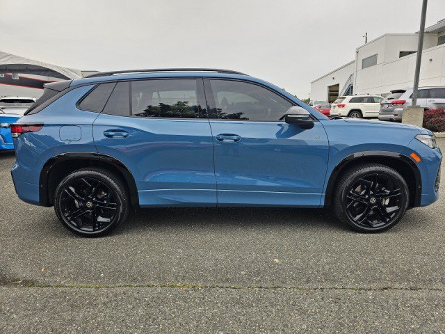 Used 2025 Volkswagen Tiguan SE R-Line AWD/4WD image 2