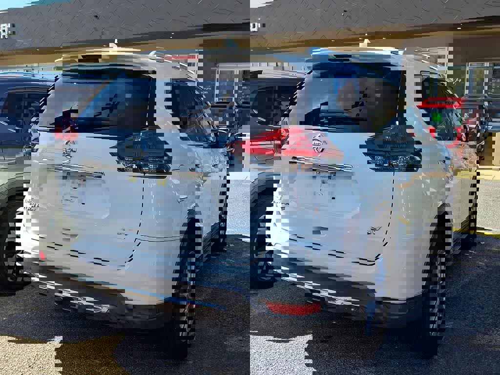 Used 2018 Nissan Rogue SV image 3