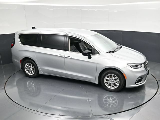 Certified 2024 Chrysler Pacifica Touring-L FWD image 48