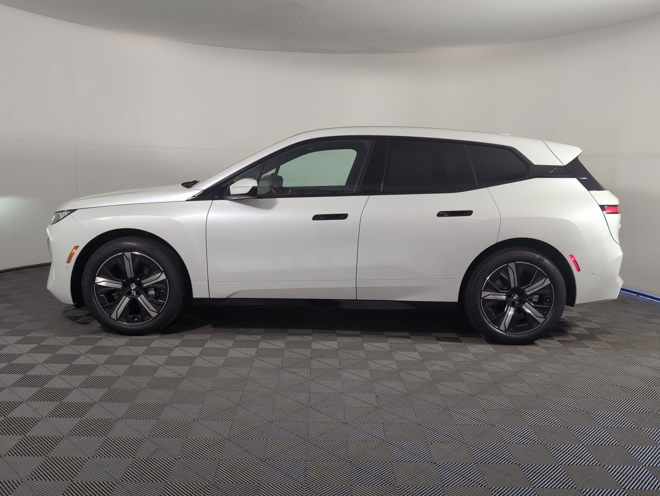 Used 2026 BMW iX xDrive45 image 2