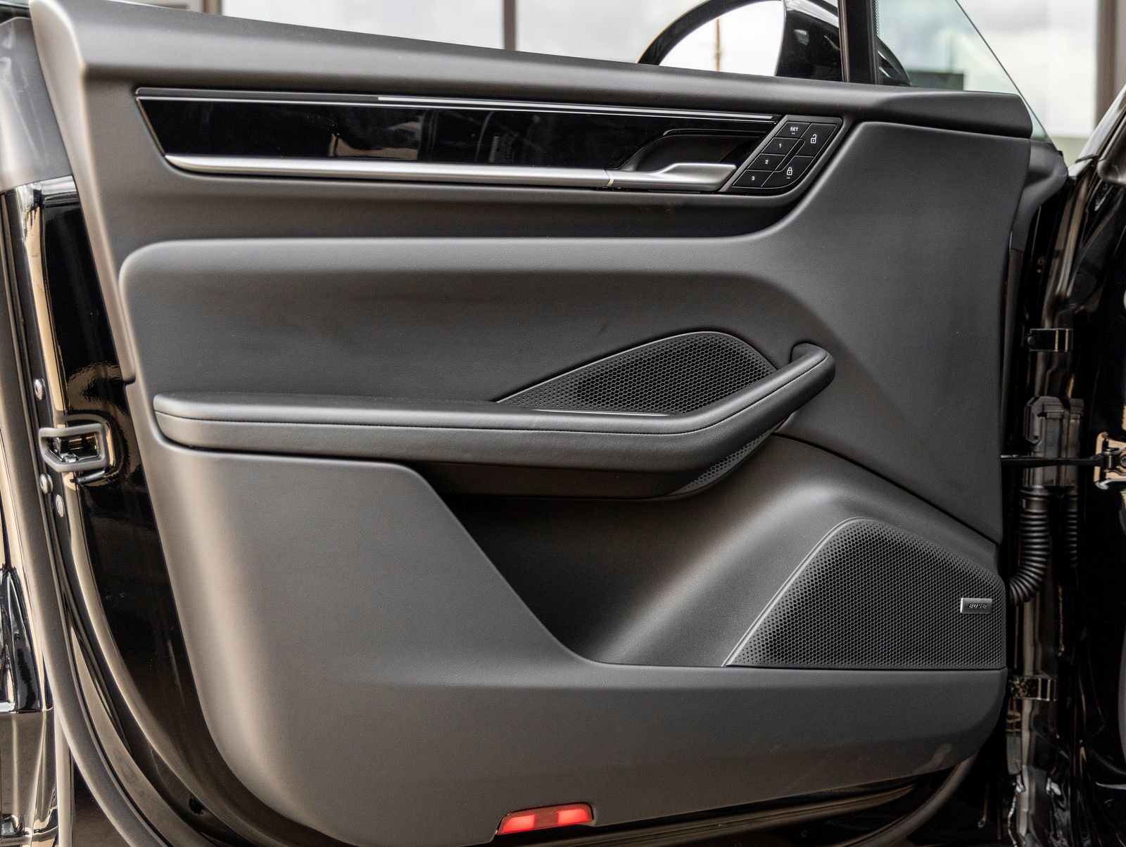 Certified 2025 Porsche Macan Electric image 18