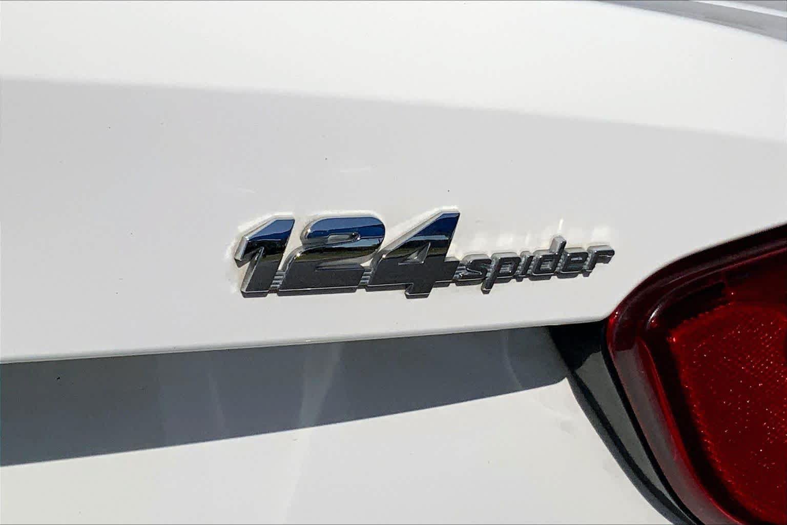 Used 2018 FIAT 124 Spider Classica w/ Technology Group RWD image 10