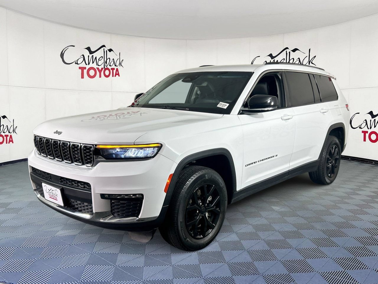 Used 2023 Jeep Grand Cherokee L Limited AWD/4WD image 2