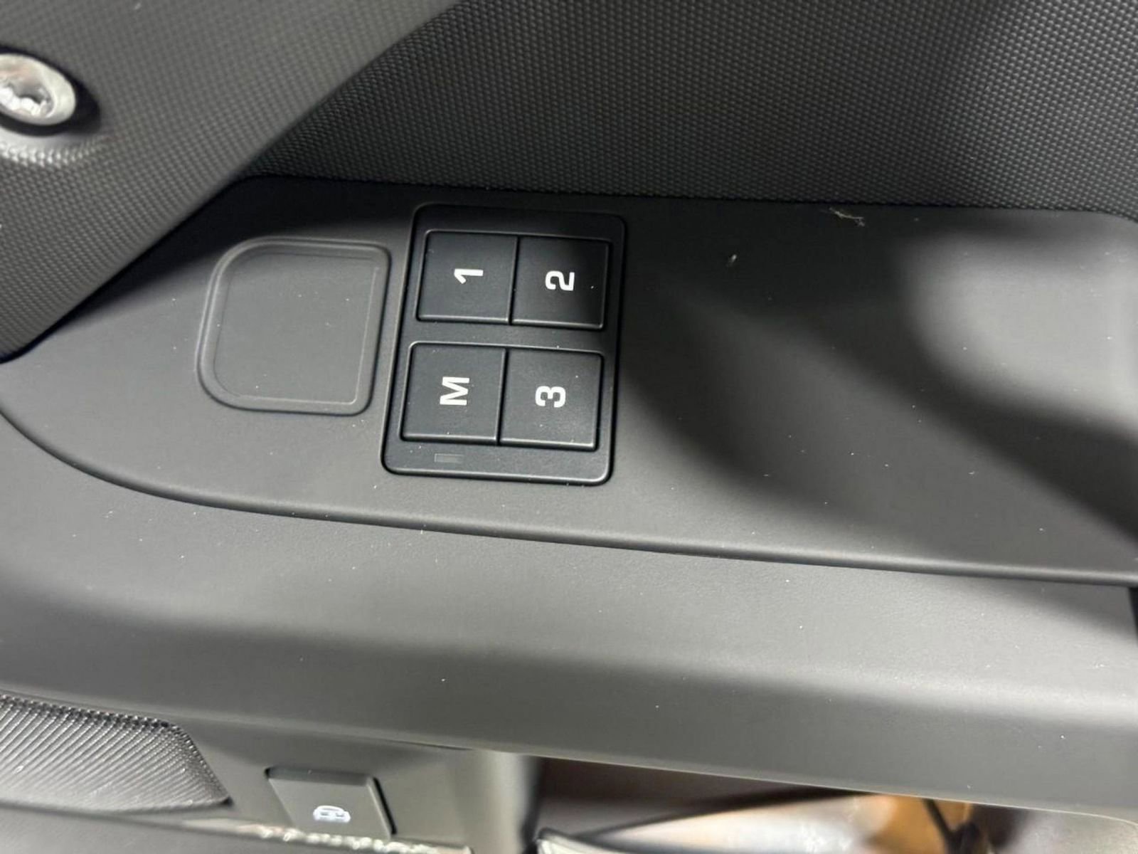 New 2026 Land Rover Defender 110 X-Dynamic SE image 22