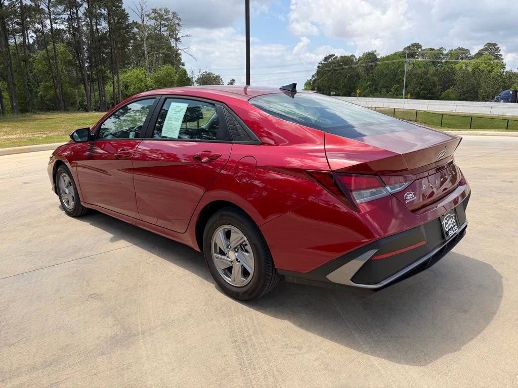 Certified 2025 Hyundai Elantra SE image 3