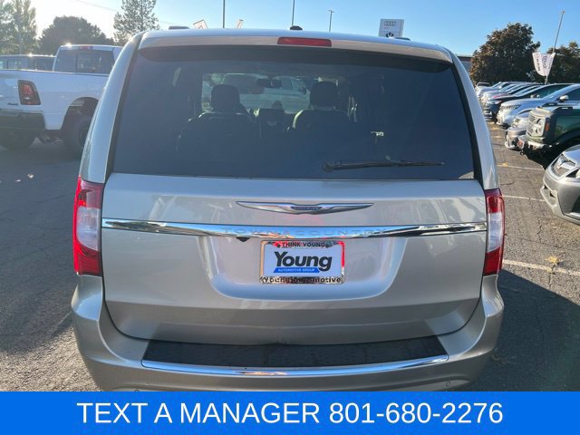 Used 2014 Chrysler Town & Country Touring-L w/ Driver Convenience Group FWD image 4