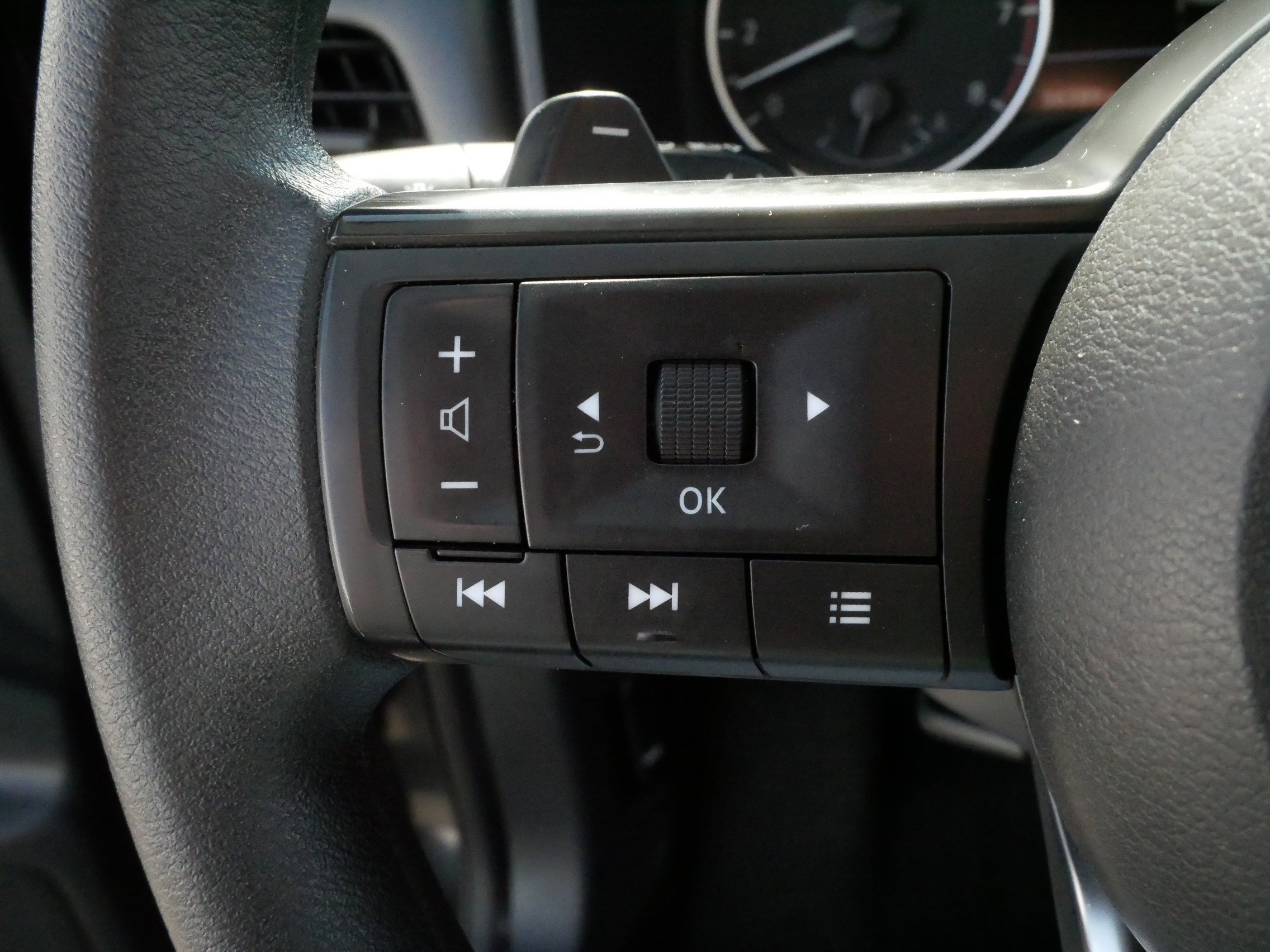 Used 2024 Nissan Rogue S AWD/4WD image 27