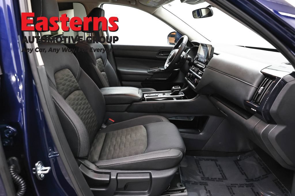 Used 2025 Nissan Pathfinder SV FWD image 23