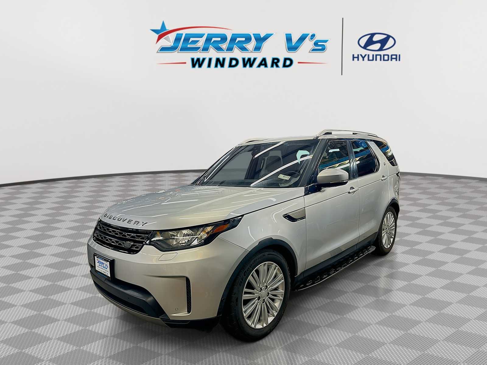 Used 2018 Land Rover Discovery SE image 1