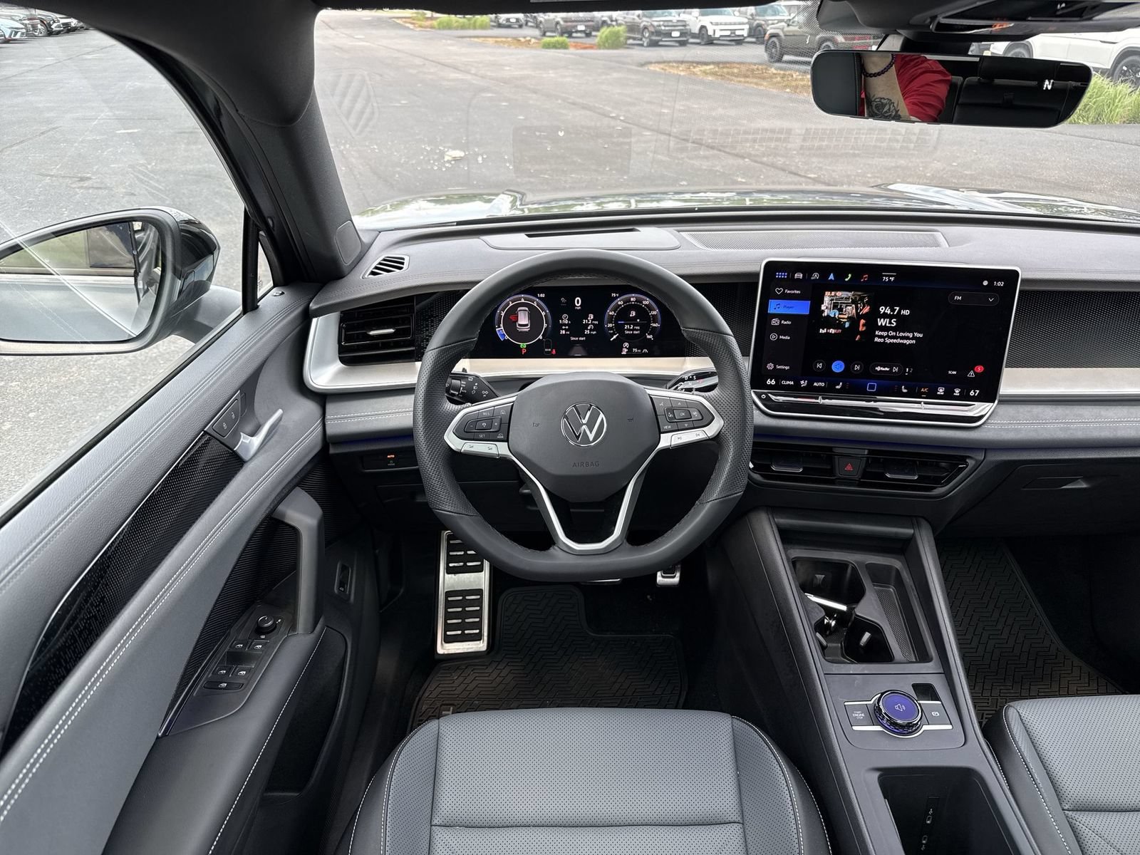 Used 2025 Volkswagen Tiguan SE R-Line AWD/4WD image 15