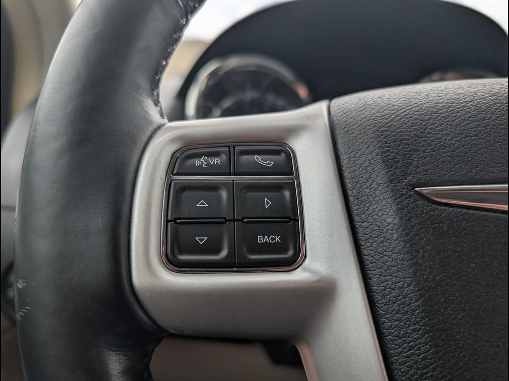 Used 2014 Chrysler Town & Country Touring w/ Driver Convenience Group FWD image 14