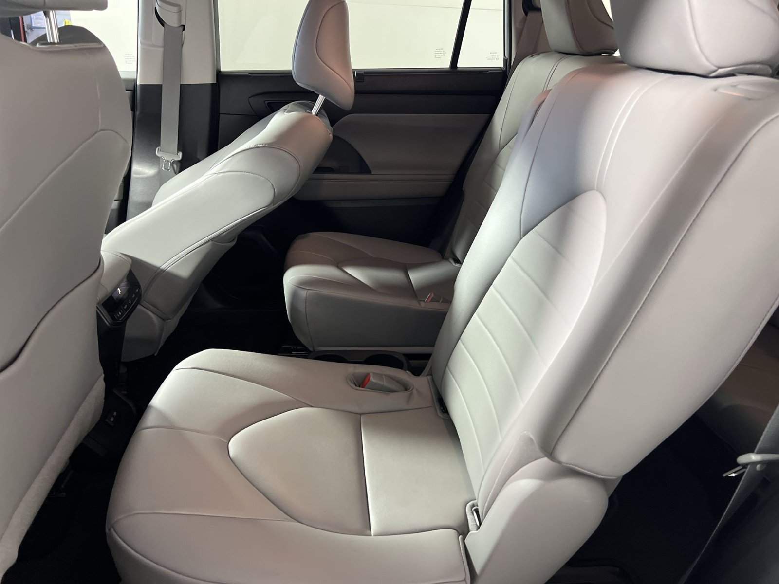 Used 2023 Toyota Highlander XLE FWD image 22