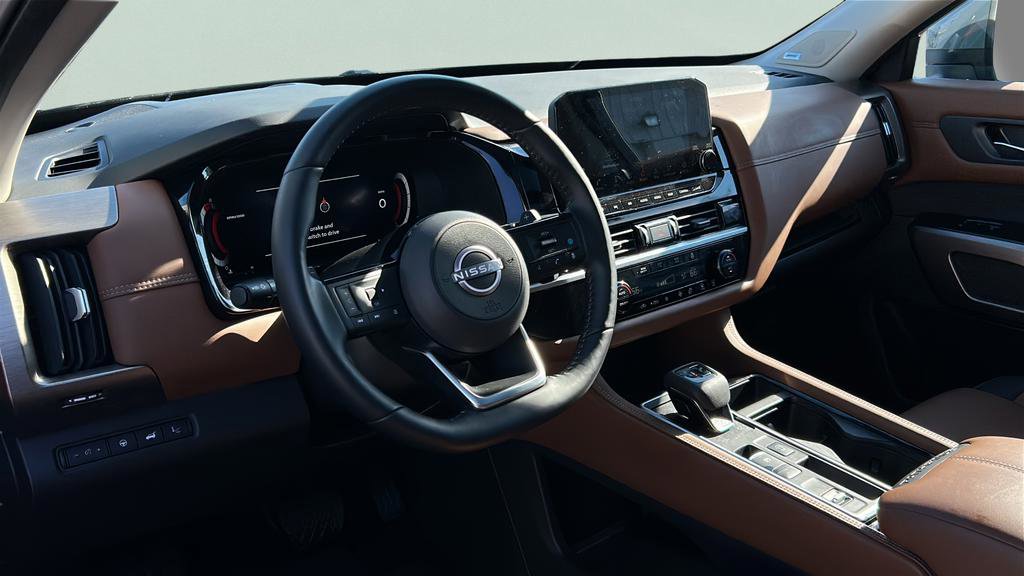 Used 2025 Nissan Pathfinder Platinum image 19