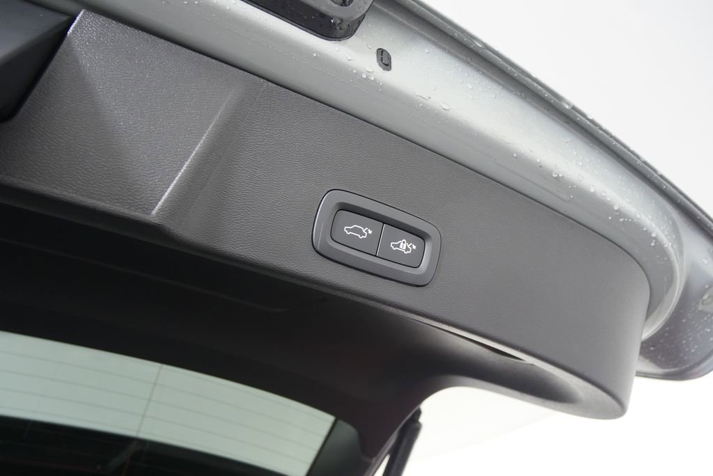 Used 2025 Volvo XC40 B5 Plus w/ Climate Package image 16