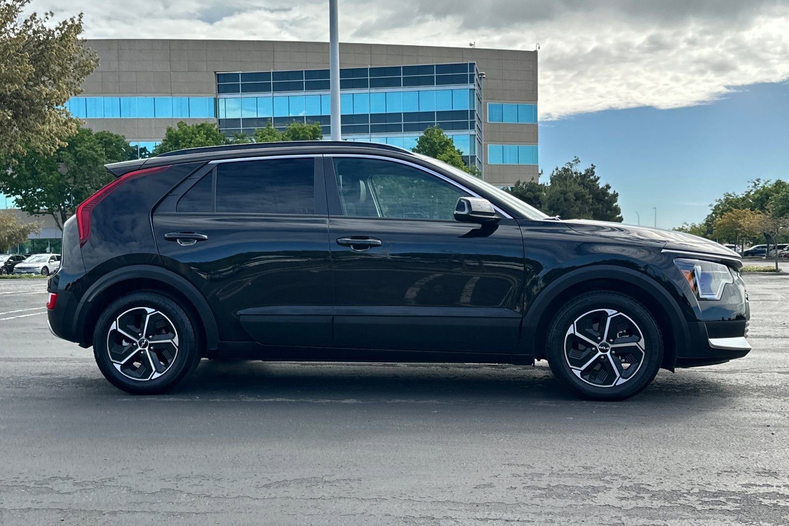 Used 2023 Kia Niro EX image 3