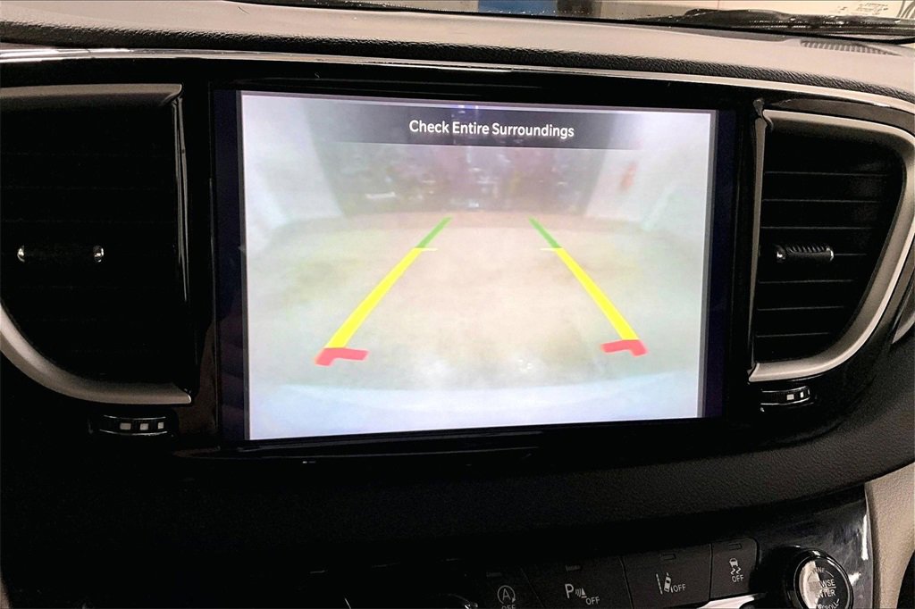 Used 2023 Chrysler Pacifica Touring-L image 15