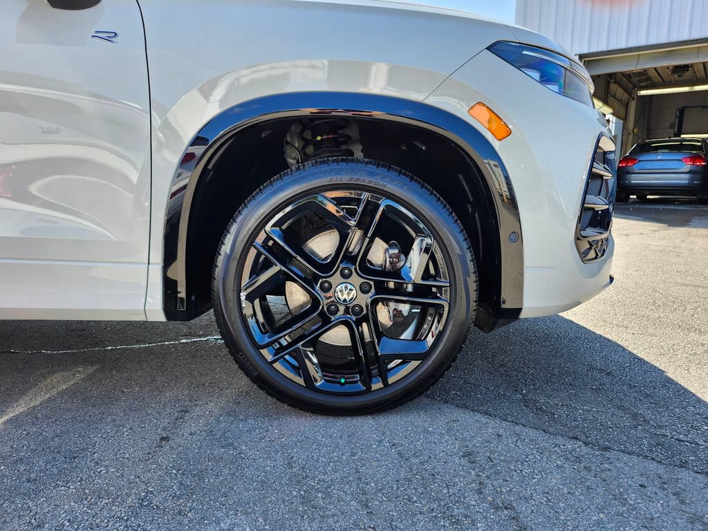 Used 2025 Volkswagen Tiguan SE R-Line AWD/4WD image 16