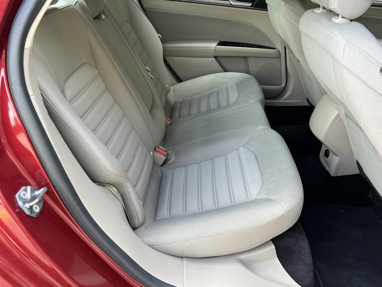Used 2017 Ford Fusion SE FWD image 18