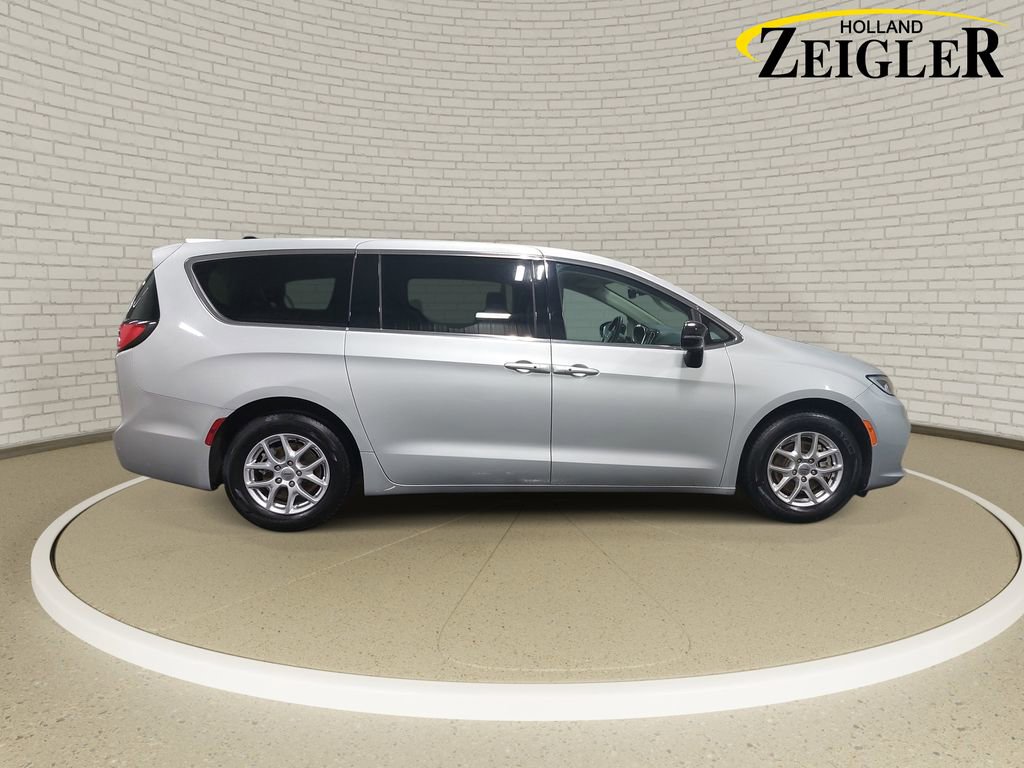 Used 2024 Chrysler Pacifica Touring-L FWD image 4