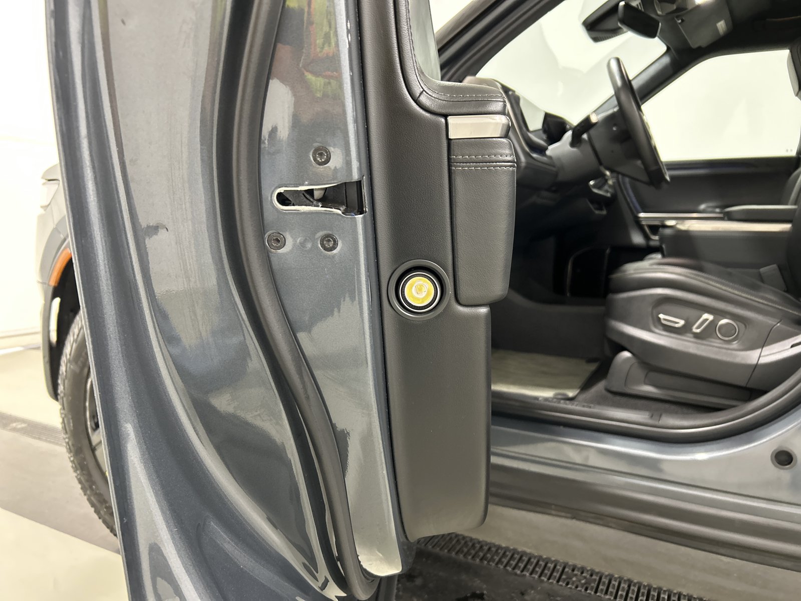 Used 2024 Rivian R1T Adventure AWD/4WD image 30