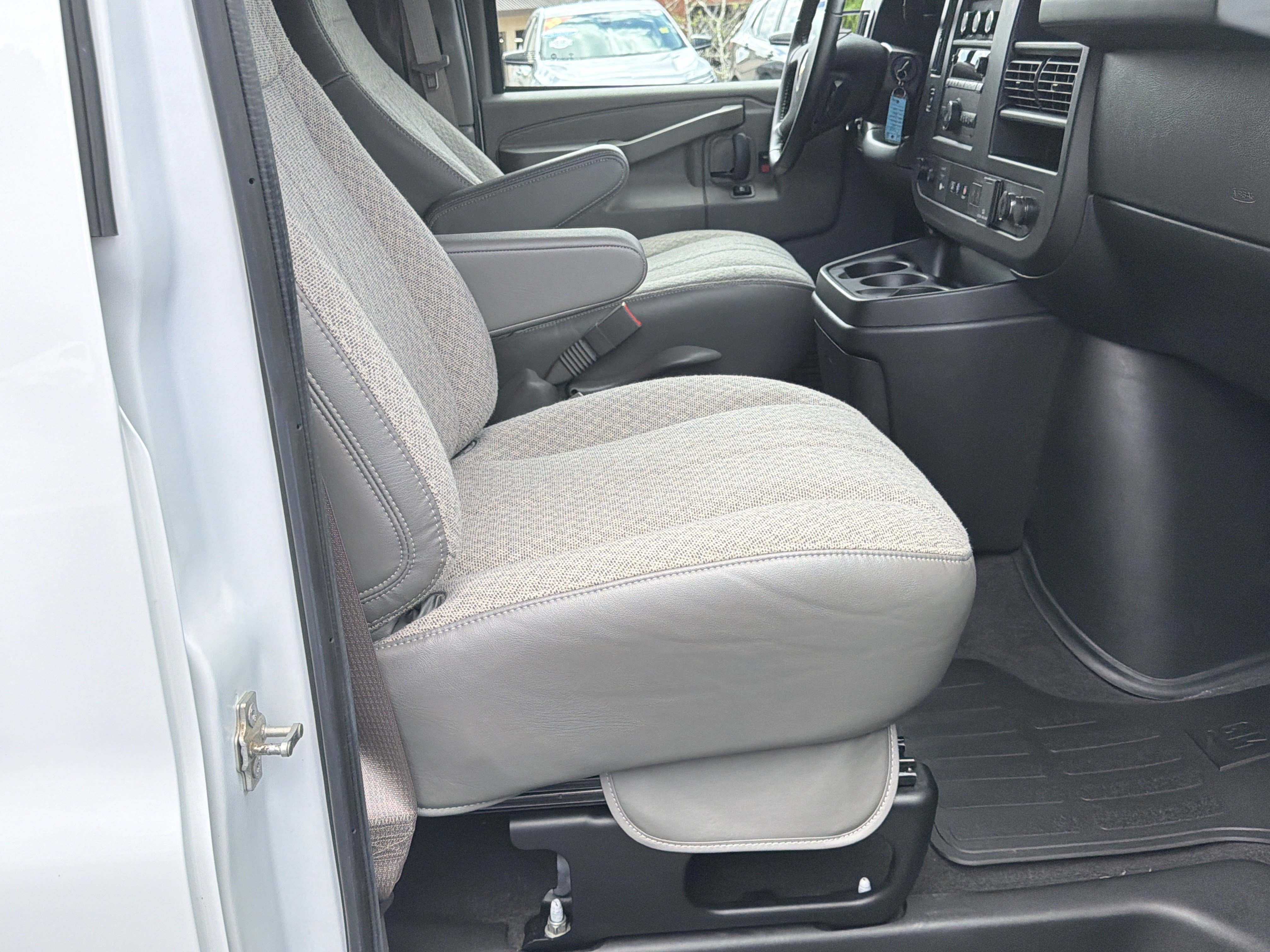 Used 2022 Chevrolet Express 2500 LT RWD image 13