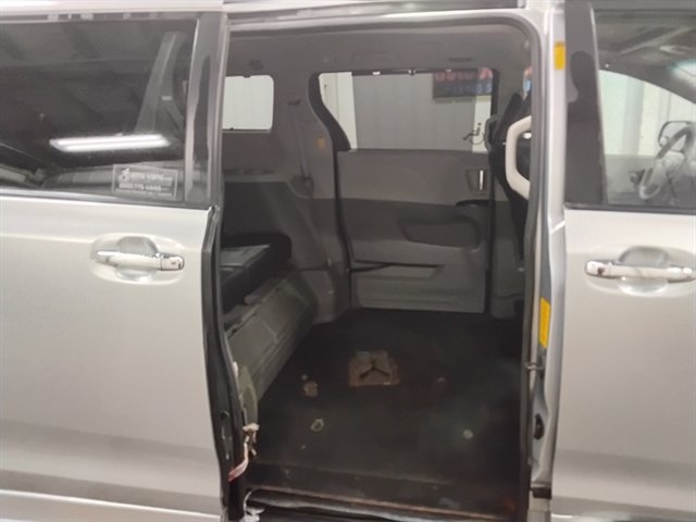Used 2014 Toyota Sienna SE FWD image 14