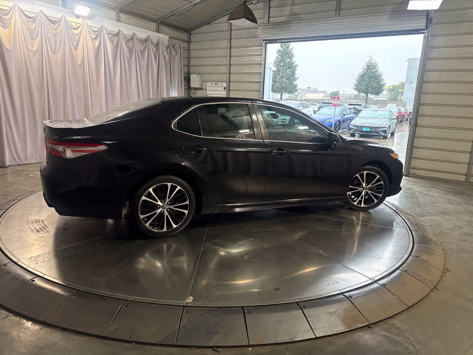 Used 2018 Toyota Camry SE FWD image 4