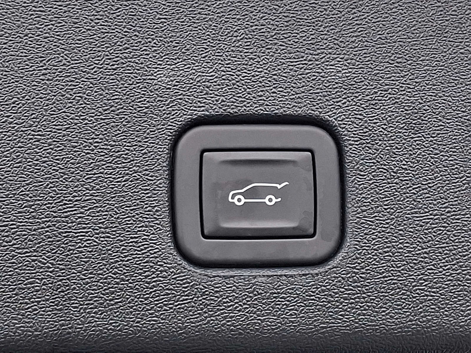 Certified 2025 Cadillac Optiq Sport 1 w/ LPO, Floor Liner Package AWD/4WD image 30