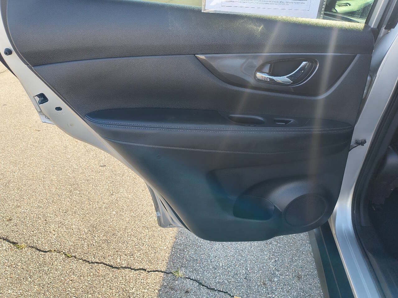 Used 2017 Nissan Rogue SV AWD/4WD image 16