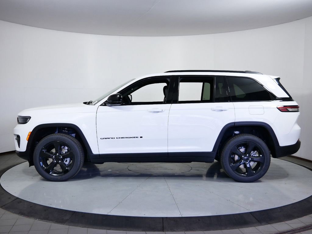 Used 2024 Jeep Grand Cherokee Altitude image 17