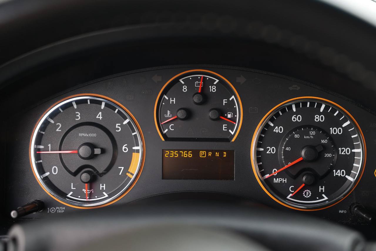 Used 2010 Nissan Armada Titanium RWD image 29