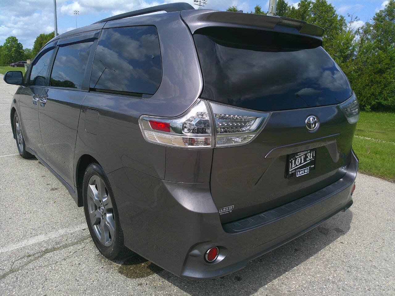 Used 2018 Toyota Sienna SE FWD image 3