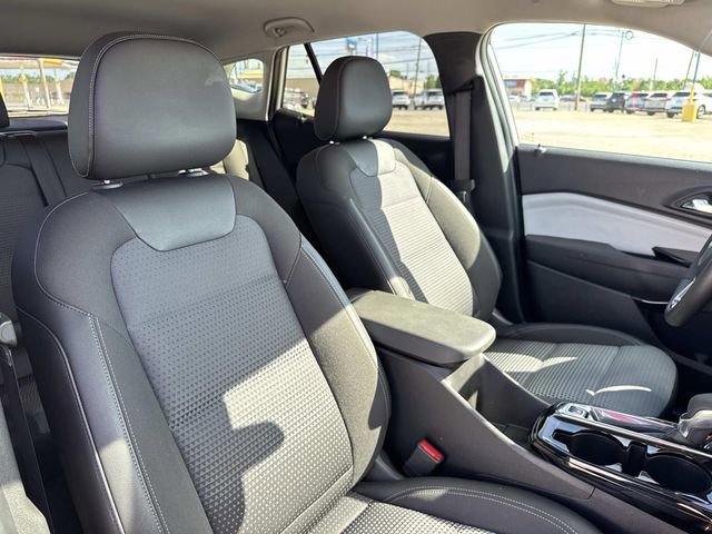 Used 2025 Chevrolet Trax LT w/ LT Convenience Package FWD image 27